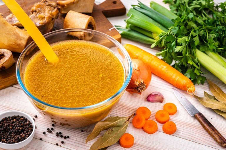 Caldo de ossos merece a fama? Veja os benefícios reais e o que é mito