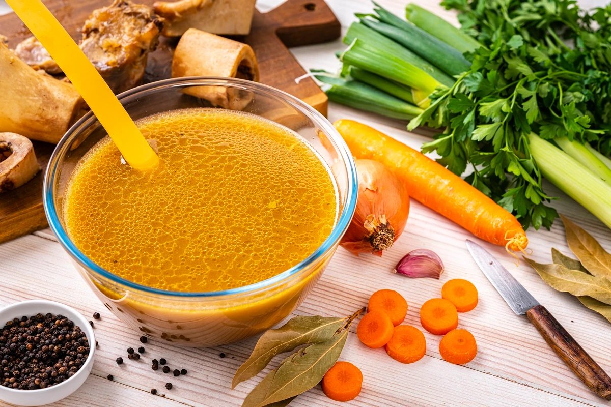 Caldo de ossos merece a fama? Veja os benefícios reais e o que é mito
