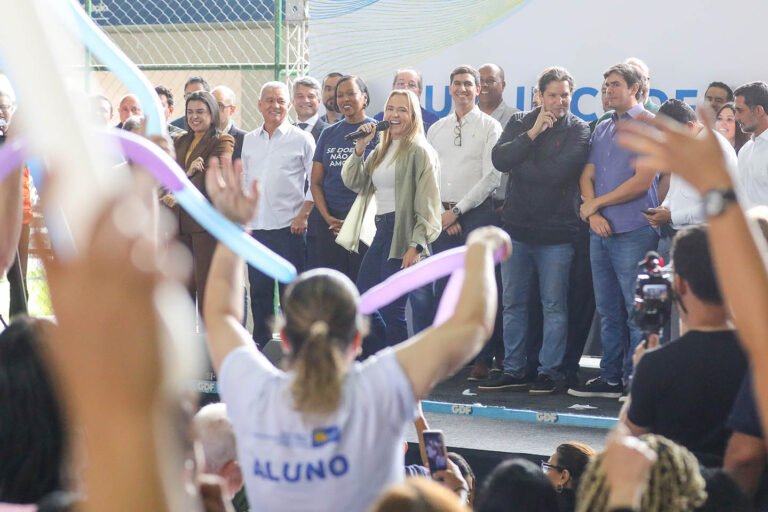 Celina entrega 580 certificados e aposta em qualificação para gerar renda no DF