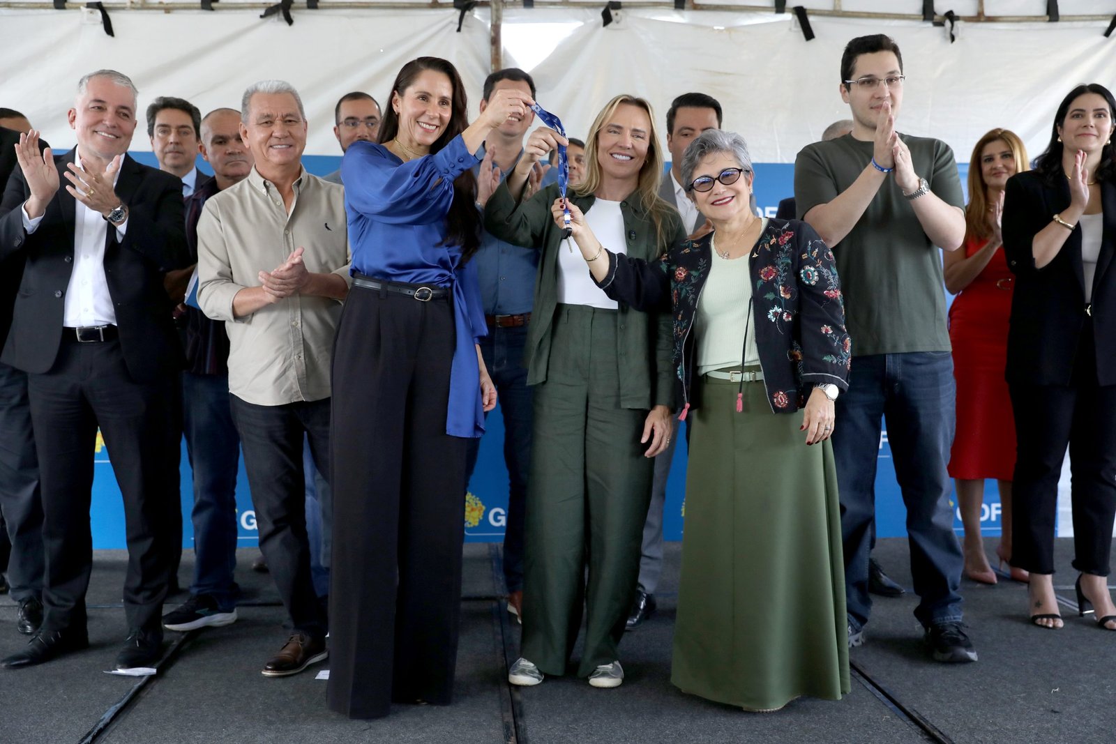 Celina entrega novos ônibus e reforça transporte escolar em regiões rurais de Planaltina