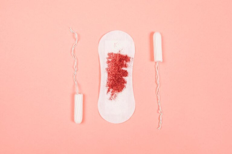 Cor do sangue menstrual pode indicar doenças? Ginecologistas explicam