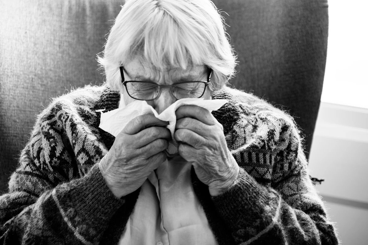 Estudo descobre por que idosos são grupo de risco para Covid e gripe