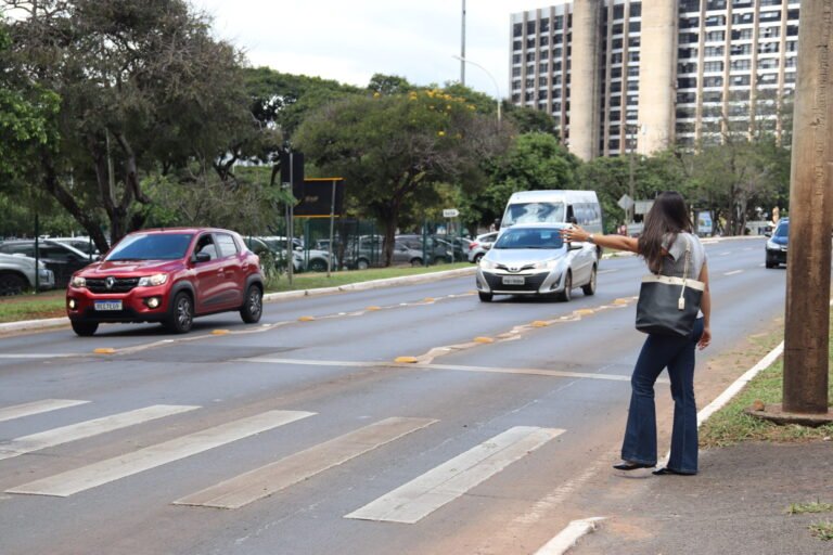 Faixa de pedestre no DF completa 29 anos com queda de mais de 70% nas mortes por atropelamento