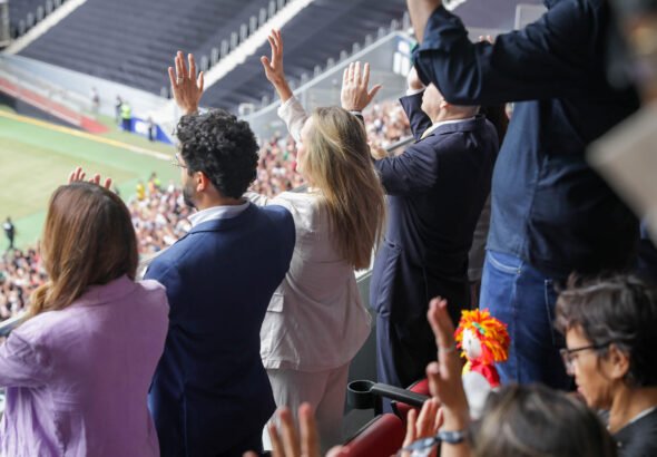 Governadora participa de ato religioso que reúne mais de 70 mil fiéis no Mané Garrincha