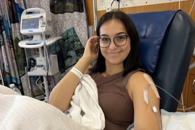 Jovem descobre câncer no sangue após ter sintomas tratados como sarna