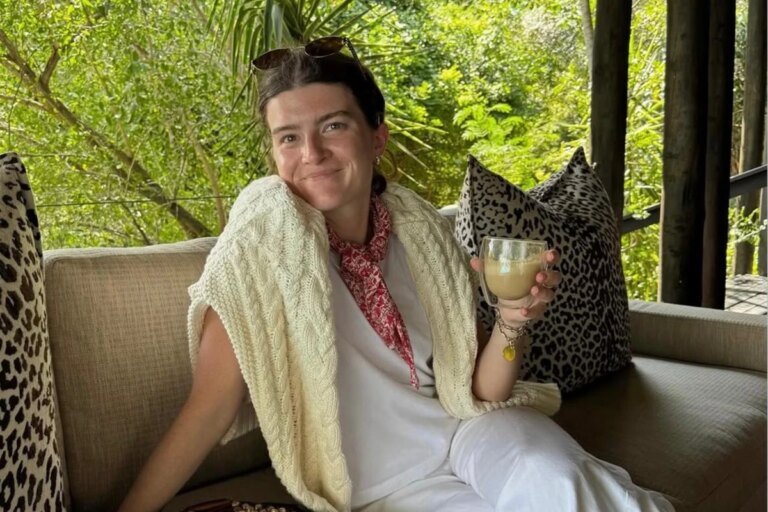 Jovem ignora "pele seca no seio" e descobre câncer meses depois