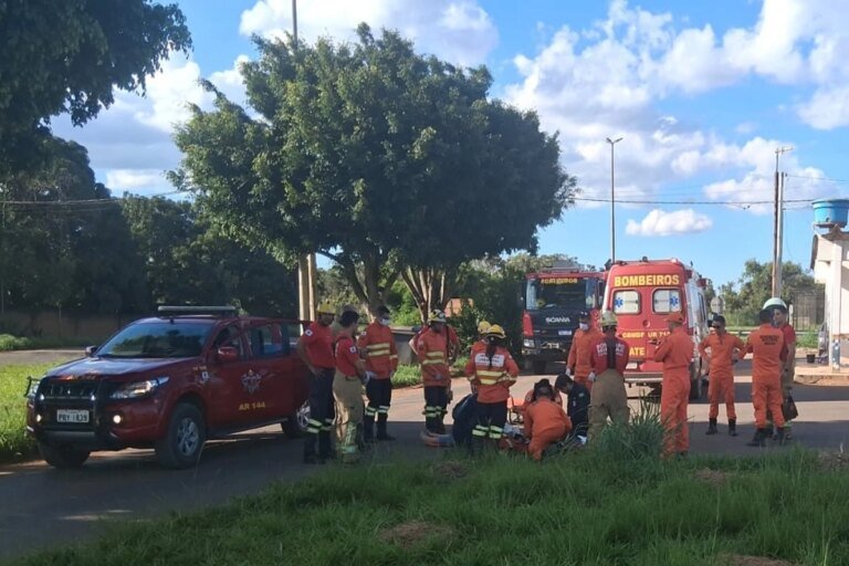 Mulher fica em estado grave após carro capotar no Entorno