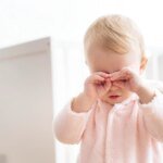 Oftalmologistas ensinam 8 sinais de que seu bebê precisa de óculos