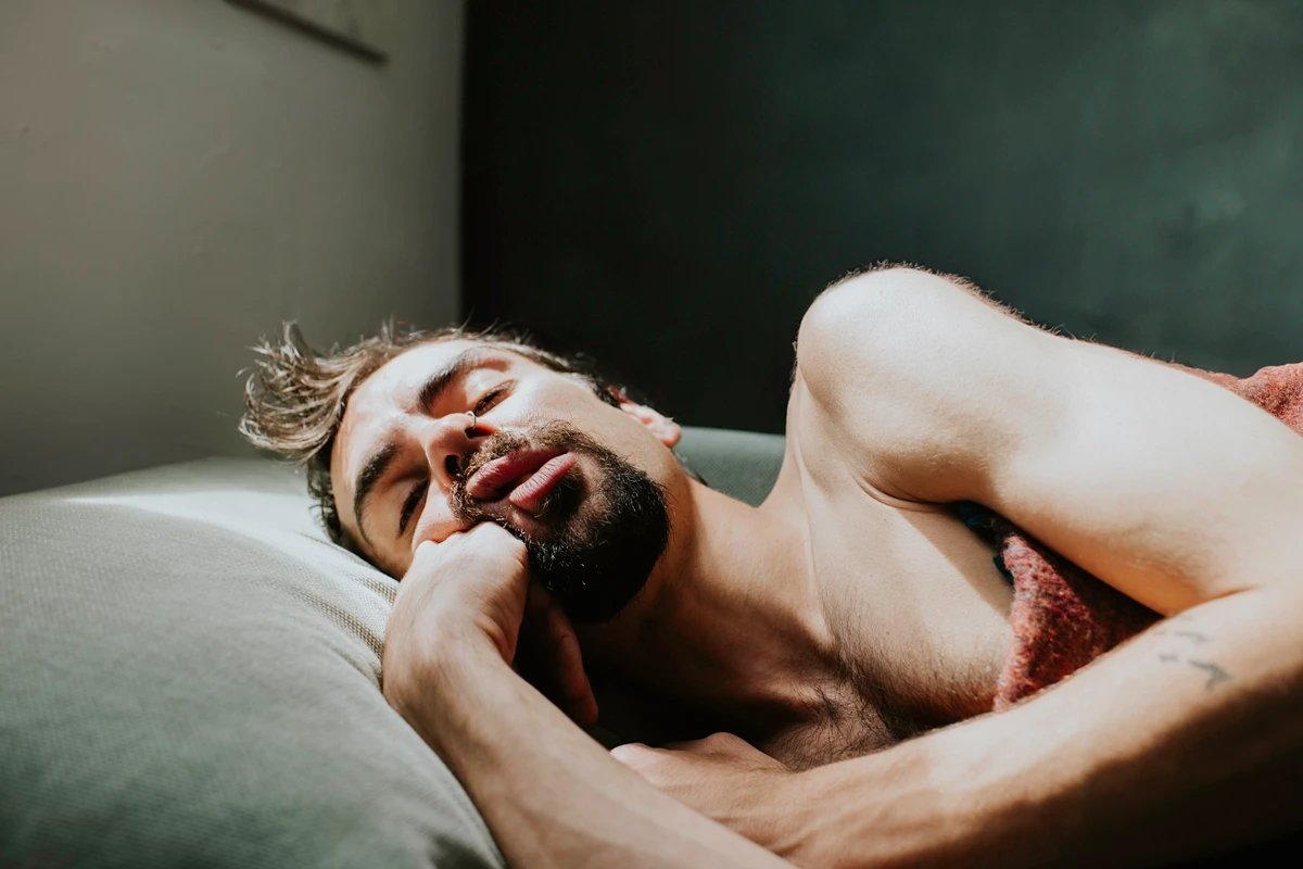 Ortopedista explica qual é a melhor posição para dormir e evitar dores