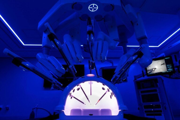 Pela primeira vez no DF, médicos fazem cirurgia cardíaca usando robô