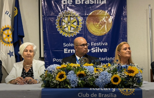 Rotary Club de Brasília celebra 68 anos com posse de novos associados e homenagens a lideranças do mundo rotário