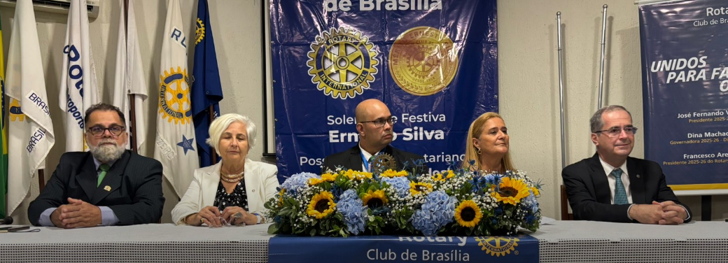 Rotary Club de Brasília celebra 68 anos com posse de novos associados e homenagens a lideranças do mundo rotário