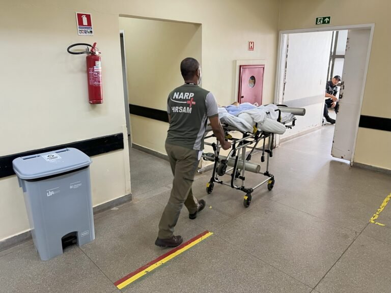 Secretaria de Saúde do DF abre seleção com 300 vagas para condutores e padioleiros