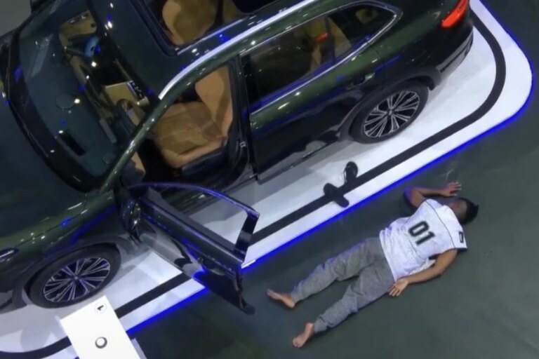 no chão, Boneco implora ajuda da produção e abandona prova