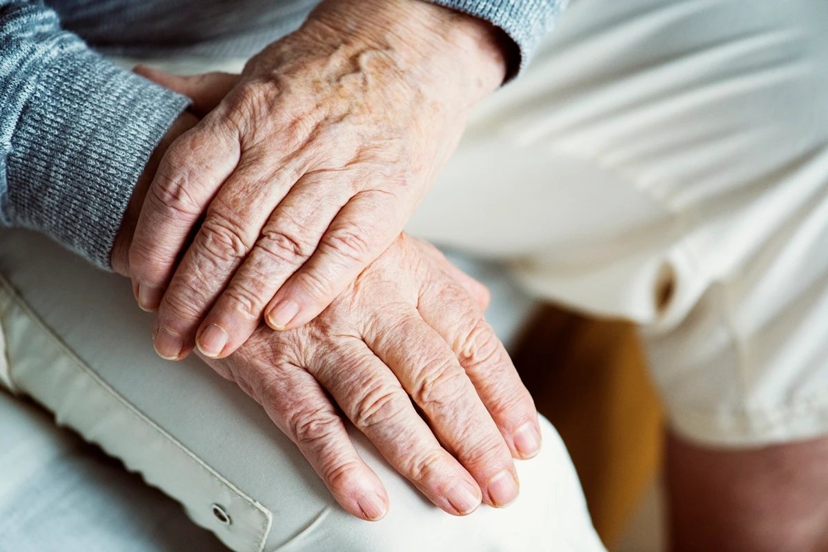 Conheça sete adaptações domésticas para idosos com Parkinson
