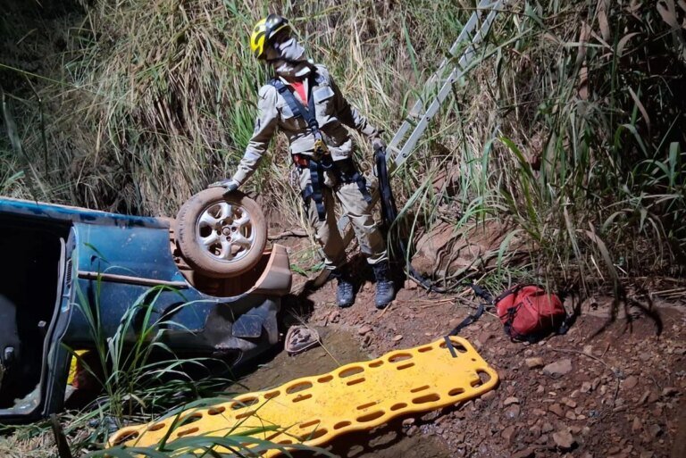 Corpo de homem é encontrado em decomposição em carro que caiu de ponte
