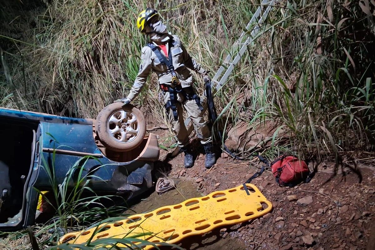 Corpo de homem é encontrado em decomposição em carro que caiu de ponte