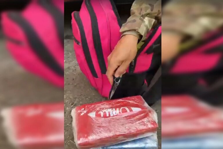 Mãe que viajava com bebê de 1 ano é presa com cocaína em ônibus