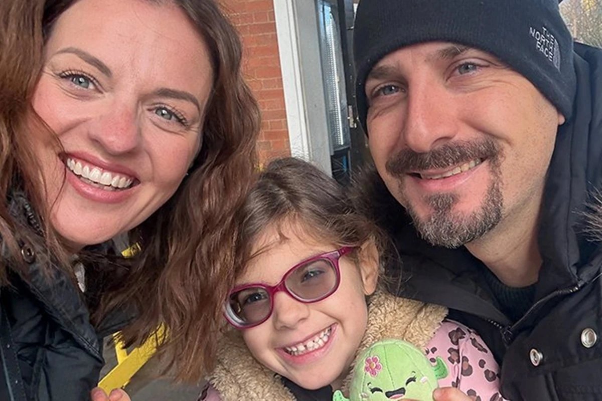 Menina de 6 anos recupera visão noturna após doença rara