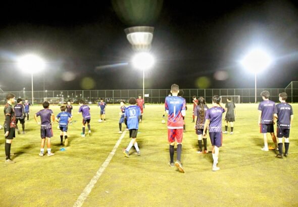 Novo sistema de iluminação começa a transformar campo no Riacho Fundo