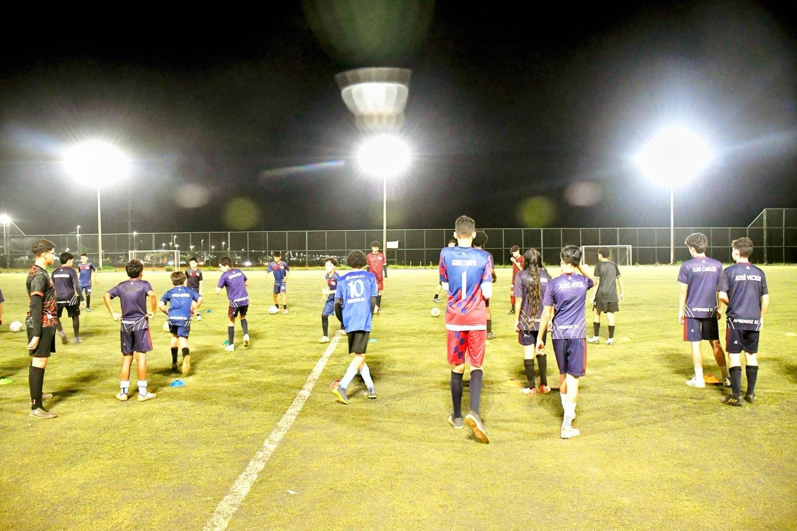 Novo sistema de iluminação começa a transformar campo no Riacho Fundo