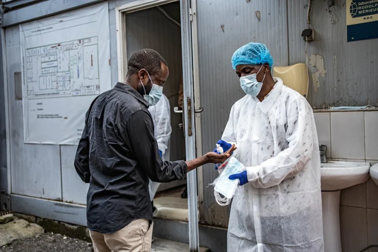OMS sobe o nível de risco do surto de ebola para "muito alto"