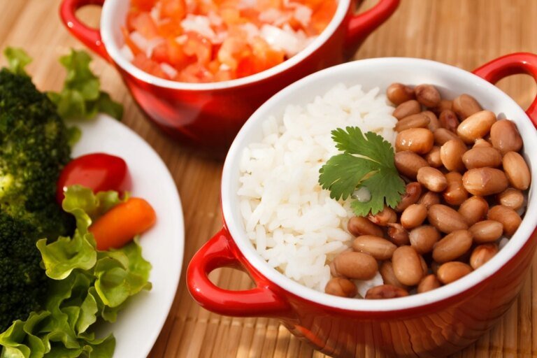 Ração do governo? A ciência prova por que arroz com feijão é saudável