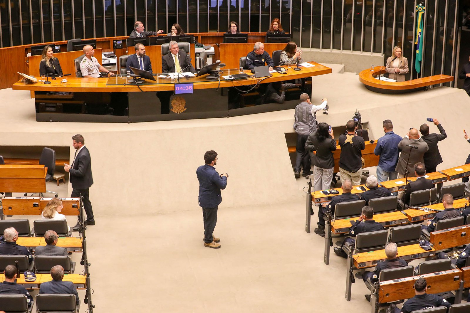 Sessão na Câmara homenageia PMDF e destaca investimentos do GDF na segurança pública