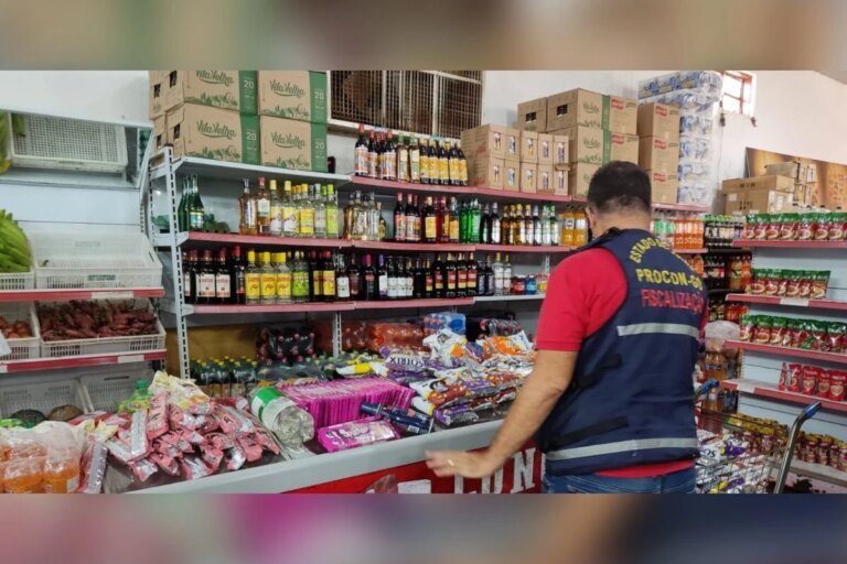 Suco e salgados estão entre itens vencidos apreendidos em supermercado