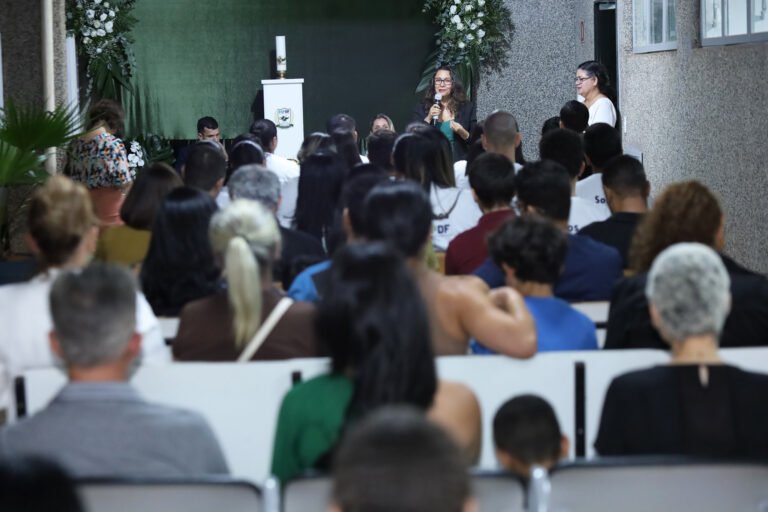 Valorização da carreira em enfermagem reúne estudantes em solenidades no Distrito Federal