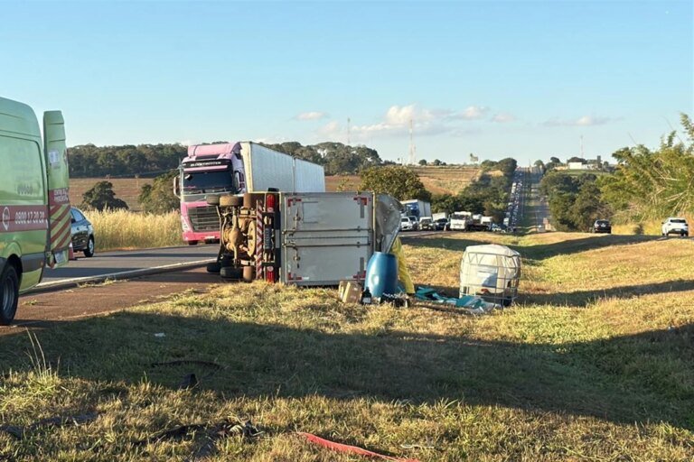 caminhão tomba e carga de ácido clorídrico vaza em rodovia