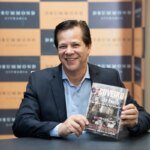 homem que matou mais de mil pessoas vira livro