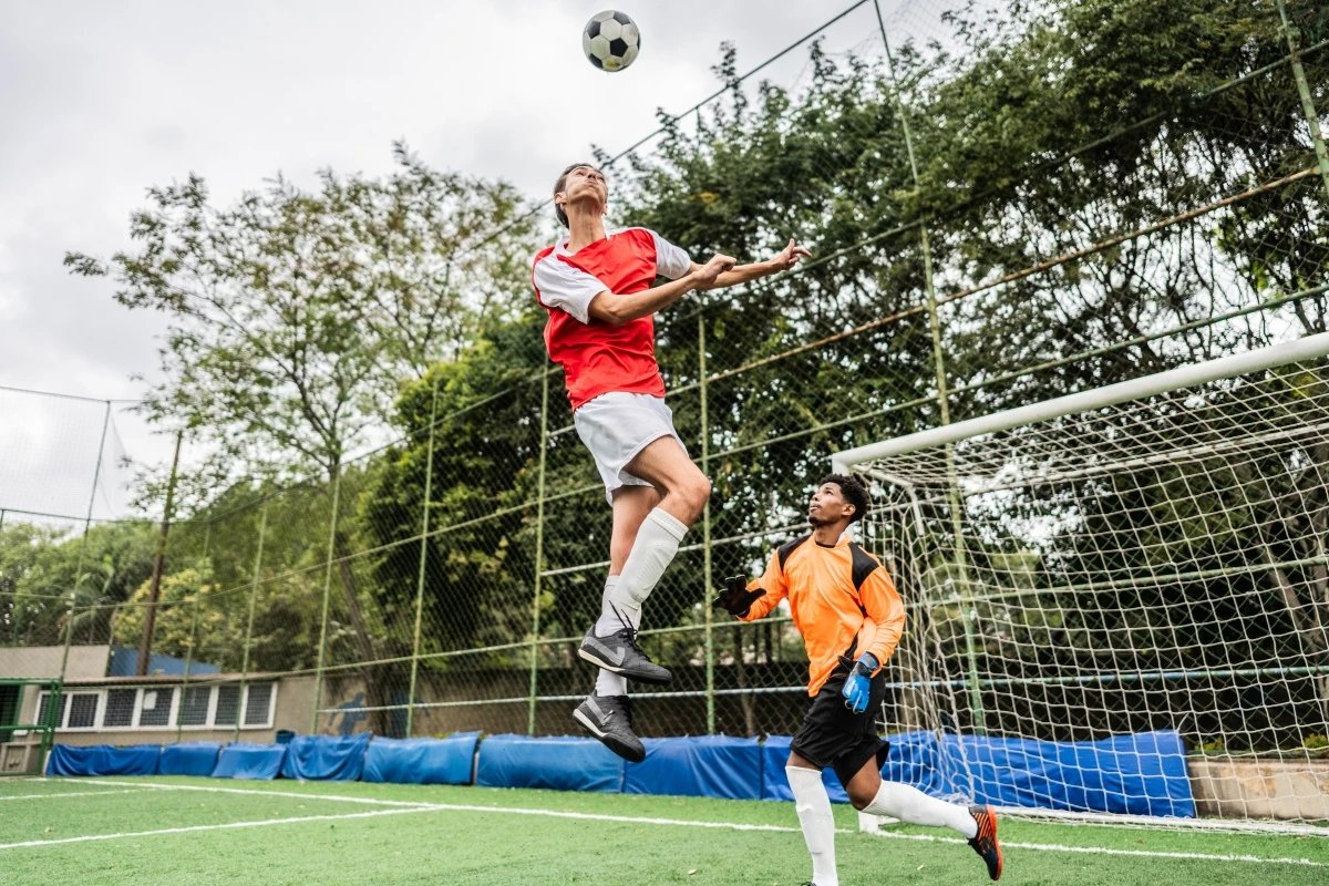 Cabeceio no futebol eleva proteínas ligadas a dano cerebral