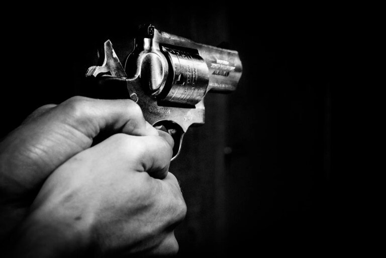 Criança de 7 anos é baleada no rosto após pegar arma do padrasto em GO