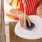 Esponja de cozinha libera microplásticos a cada lavagem, afirma estudo