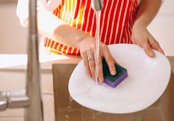 Esponja de cozinha libera microplásticos a cada lavagem, afirma estudo