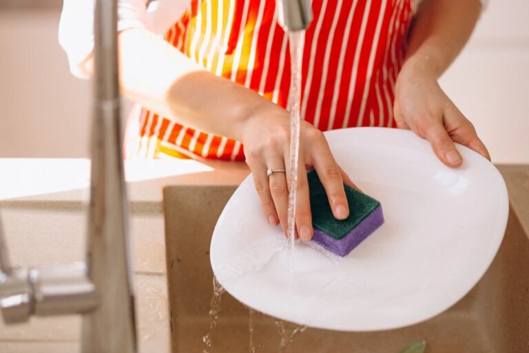 Esponja de cozinha libera microplásticos a cada lavagem, afirma estudo