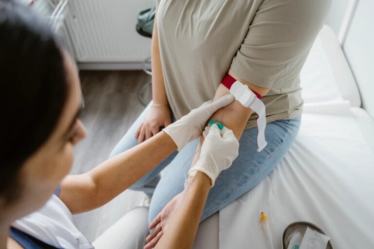Exame de sangue pode detectar câncer em fase inicial, diz estudo