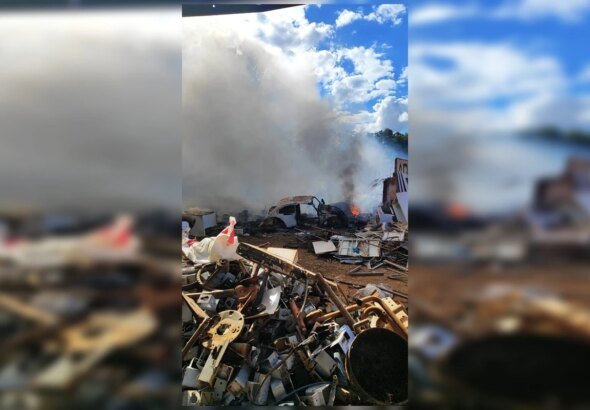 Incêndio de grandes proporções atinge fábrica de reciclagem no Entorno
