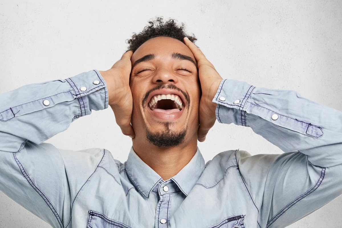 Por que choramos de rir? Neurologista ensina o que acontece no cérebro