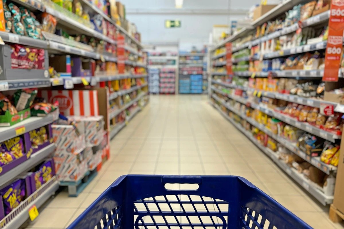 Supermercados de Goiás passam a fechar às 11h aos domingos e feriados
